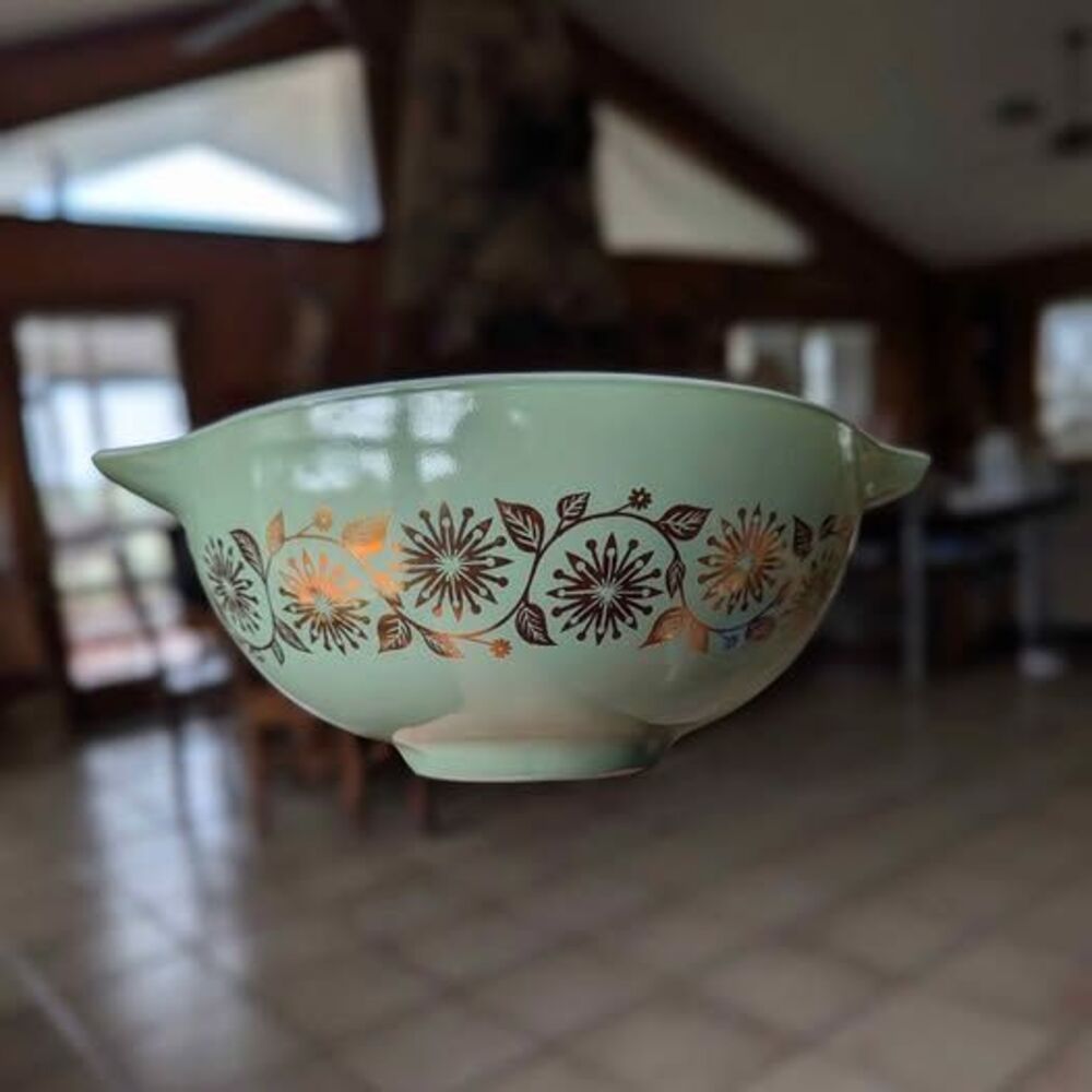 Vintage PYREX 1962 Gold medallion sage green 2.5 QT Cinderella bowl 443 promo